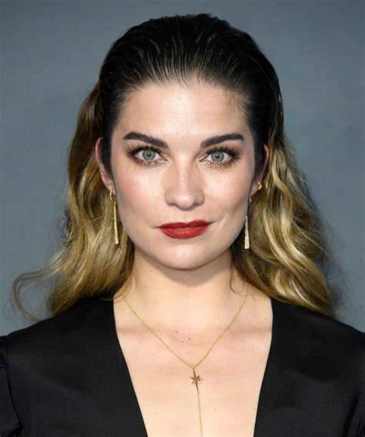 Annie Murphy Height, Weight, Net Worth, Age, Birthday, Wikipedia, Who, Nationality, Biography